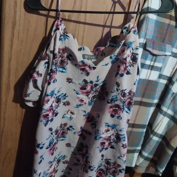 Floral Scallop-Trim Cream Chemise with Pink Roses Bin 12 - Picture 2 of 2